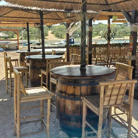 Relaxing Mobile Maestral - Beach, Private Jacuzzi, Pool Access Campingplatz