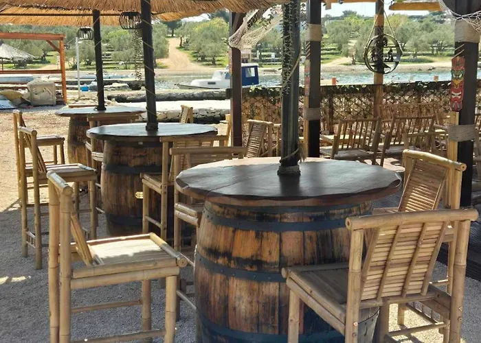 Relaxing Mobile Maestral - Beach, Private Jacuzzi, Pool Access Parque de Campismo